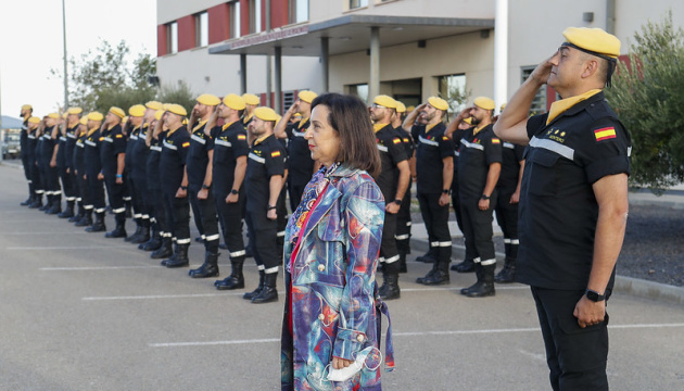 La ministra de Defensa española visita un entrenamiento de las fuerzas ucranianas