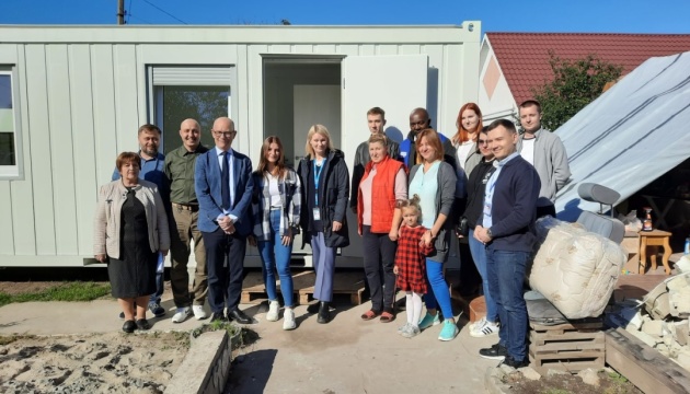 Instalan las primeras casas modulares en la región de Kyiv en el marco del programa de la ONU