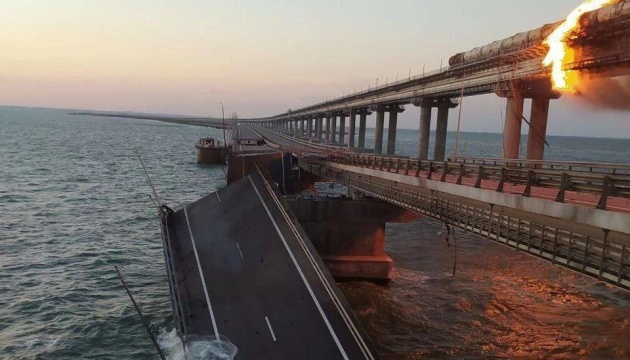 Incendio en el puente de Crimea: Destruida parte de la superficie de la carretera