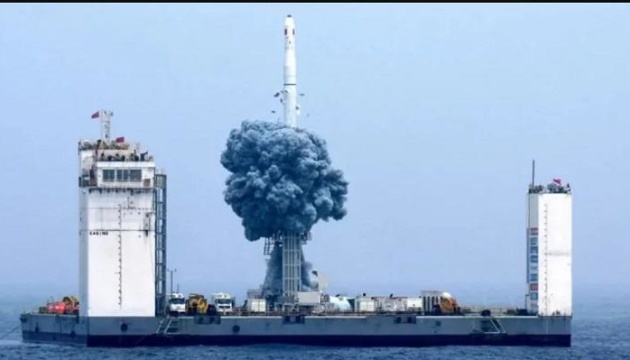 Китай запустив два супутники за допомогою ракети з морської платформи