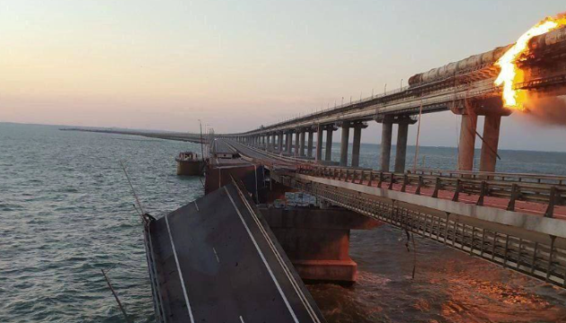 Загарбники знову призупиняють рух Кримським мостом
