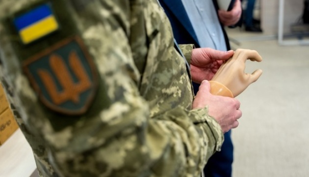 Благодійники передали 350 протезів iGrip постраждалим цивільним і військовим українцям
