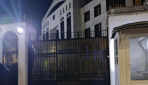 На воротах посольства рф у Молдові з’явився напис «путін - убивця»