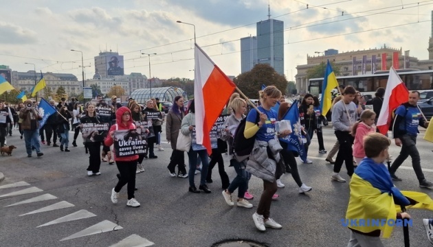 У Варшаві на марш за порятунок тварин від війни в Україні вийшли сотні людей