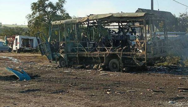 Rusos atacan con avión un convoy de autos civiles en la región de Jersón, dejando al menos cinco muertos