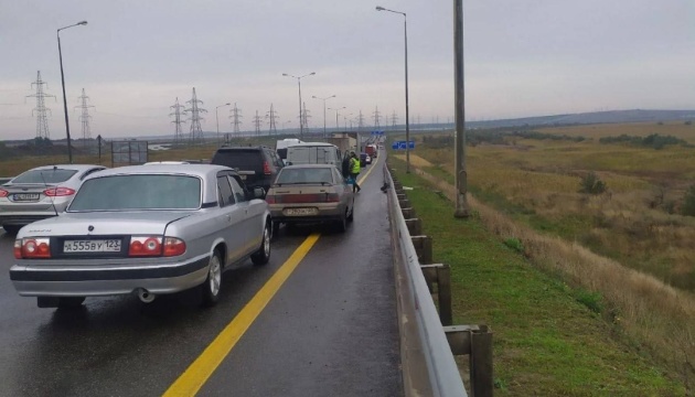 Черги автомобілів біля Кримського мосту розтягнулися на декілька кілометрів – ЗМІ