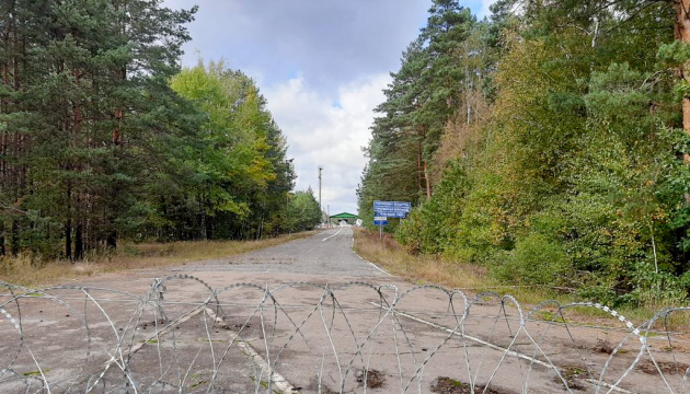На кордоні з Білоруссю копають протитанкові рови та облаштовують загородження