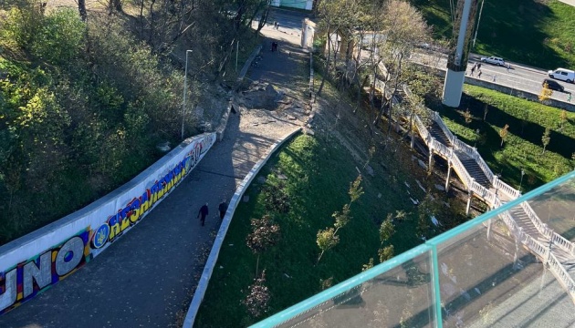 Наслідки удару по скляному мосту в Києві