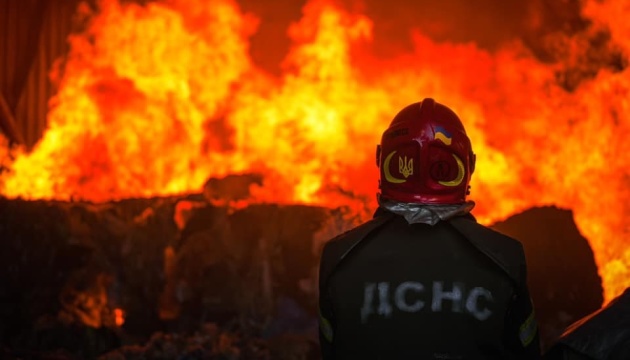 У Києві загасили пожежу в багатоповерхівці, на яку впали уламки