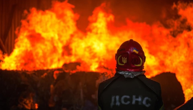 У столиці локалізують пожежу на місці падіння уламків