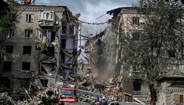 Ворожі обстріли Запоріжжя: під завалами зруйнованих будинків шукають 23 людини