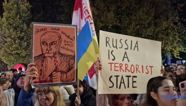 Pod ambasadą rosji w Warszawie ludzie domagali się uznania federacji rosyjskiej za kraj terrorystyczny


