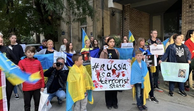 Українська громада провела акцію перед посольством росії у Північній Македонії
