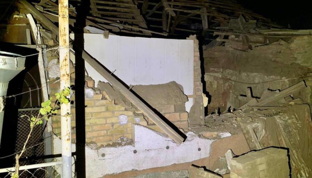 Унаслідок обстрілу Нікополя пошкоджені п'ять багатоповерхівок та 14 приватних будинків