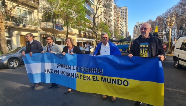 Українська «Просвіта» долучилася до демонстрації перед посольством рф в Аргентині