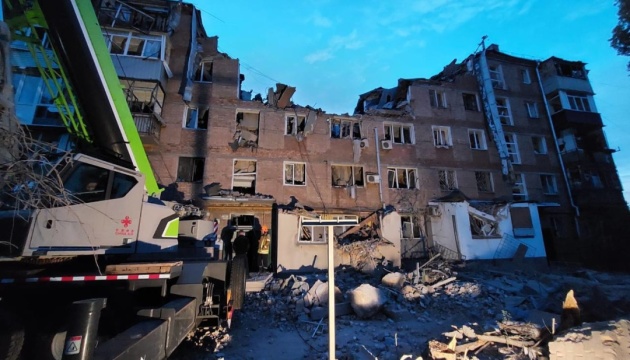 Bombardement de Mykolaїv : un garçon de 11 ans sauvé des décombres, les recherches continuent 