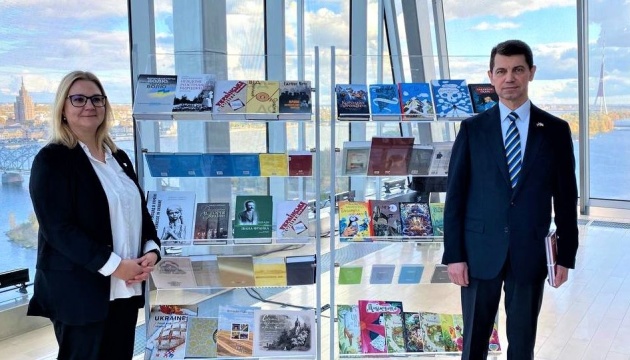 «Українська книжкова поличка» з’явилася у Національній бібліотеці Латвії