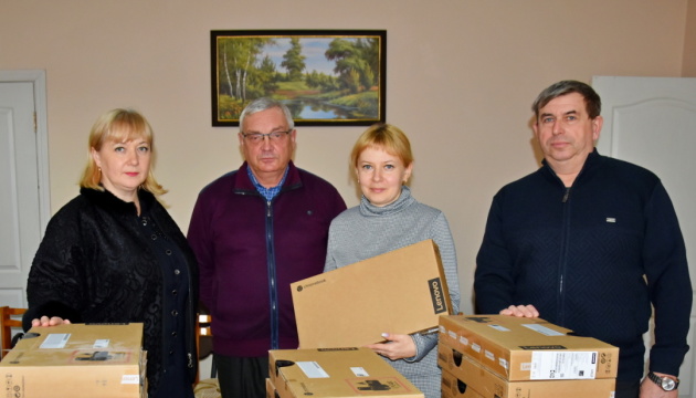 Школи Чернігівщини отримали ноутбуки від ЮНЕСКО