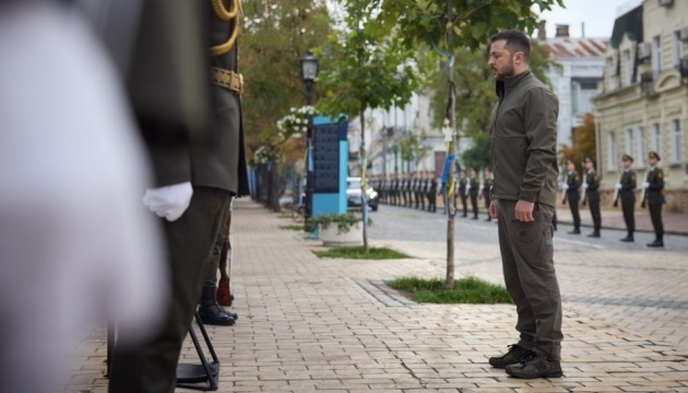 Präsident Selenskyj gedenkt gefallener Soldaten