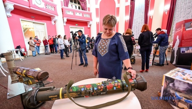 У Запоріжжі зброю перетворили на мистецькі експонати