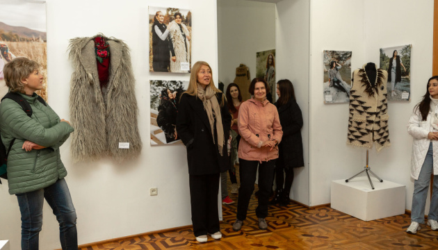 На Прикарпатті відкрили виставку сучасного одягу, створеного на столітньому верстаті
