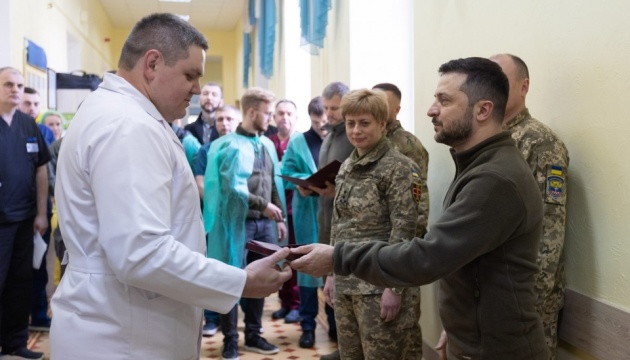 Zelensky visits military hospital, presents awards to defenders and doctors