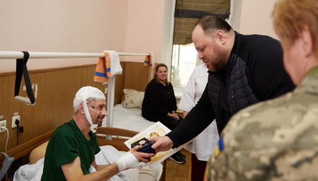 Стефанчук відвідав у госпіталі поранених захисників