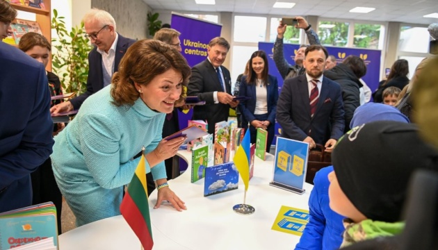 Перша леді Литви вшанувала подвиг українських героїв в Українському центрі у Вільнюсі