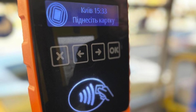У Києві на деяких автобусних маршрутах уже можна оплатити проїзд банківською карткою