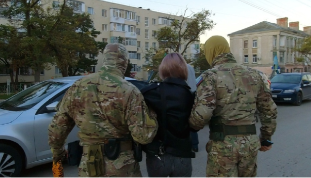 Мешканку Керчі затримали за побажання смерті російським військовим у Телеграм-чаті