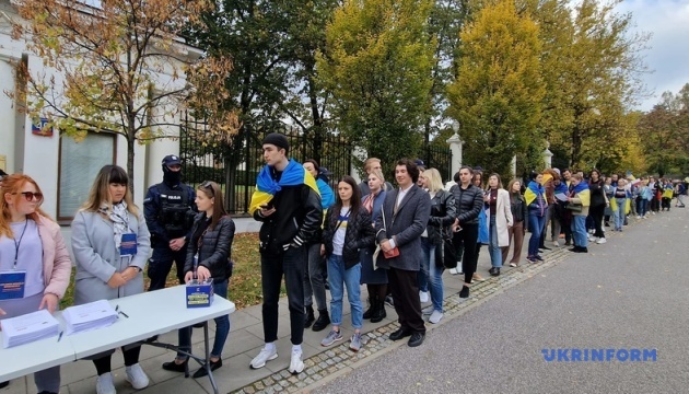 У Варшаві відбувся «референдум» про передачу посольства рф у власність Польщі