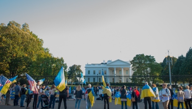 Активісти вийшли під Білий дім нагадати, що Україна захищає демократію в усьому світі