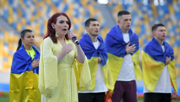 Defensora de Mariupol Ptashka canta el himno nacional de Ucrania antes del partido Dynamo-Shakhtar