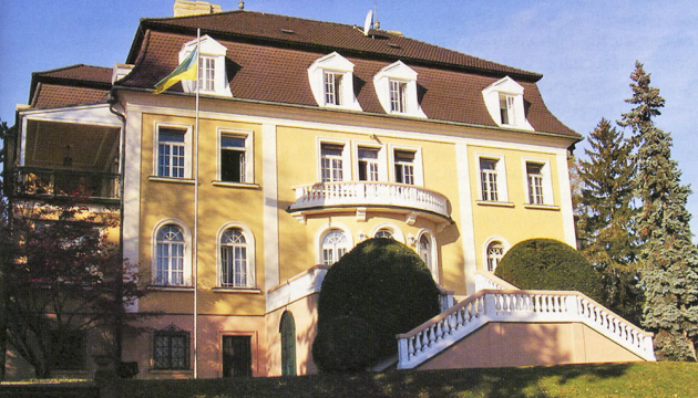 Посольство України у Відні призупинило розгляд клопотання проросійської активістки
