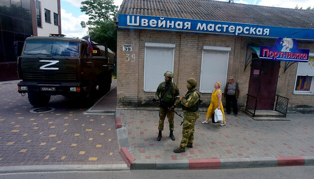 На захопленій частині Запоріжжя росіяни заганяють дітей у мілітарні організації 