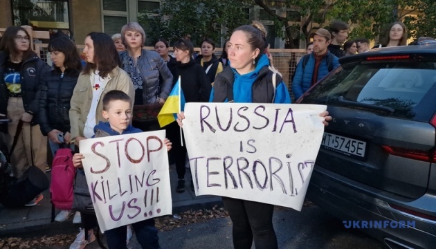 Activists picket Iranian embassy in Warsaw for Iran's support of Russian aggression