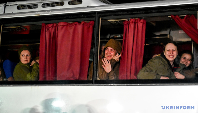 Українки, нещодавно звільнені з полону, отримають по 180 тисяч грошової допомоги