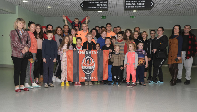 Футболісти «Шахтаря« відвідали Shelter Centre на «Арені Львів»