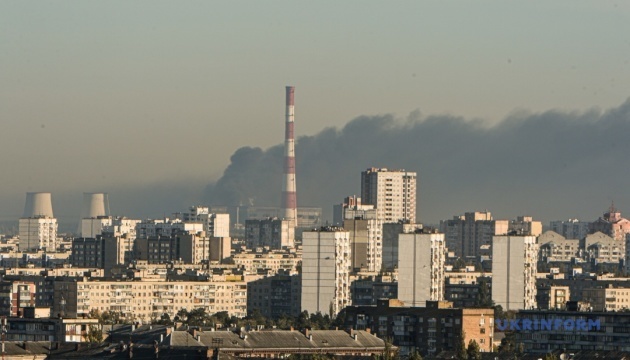 Dos personas mueren en el ataque ruso con misiles contra una instalación de suministro de energía en Kyiv