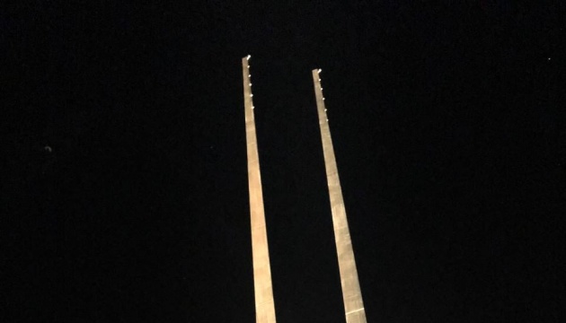 У Маріуполі з флагштоків на центральній площі зникли російські триколори