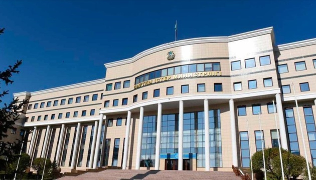 МЗС Казахстану вивезло частину співробітників посольства з України, консул залишається в Києві