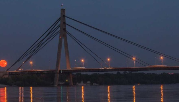 У Києві частково обмежили рух на мосту через Десенку