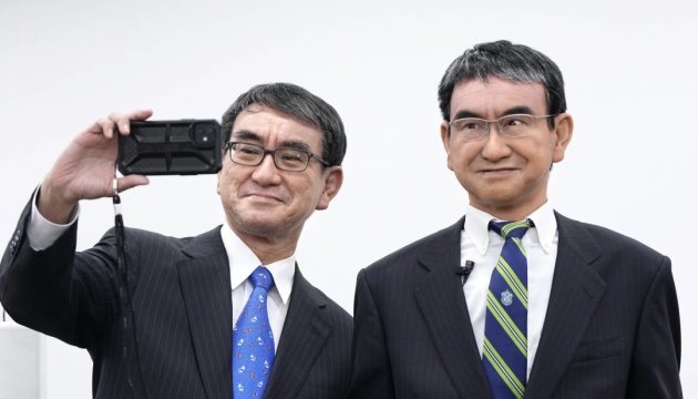 У Японії створили робота-гуманоїда, схожого на міністра цифровізації