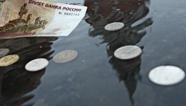被占領下ウクライナ南部住民、ロシア通貨の使用を敬遠