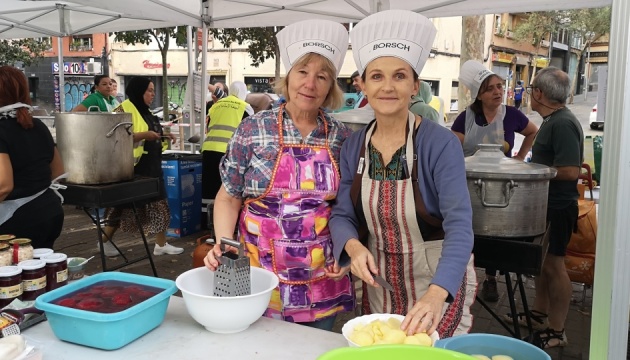 Українки приготували борщ на фестивалі супів у Барселоні