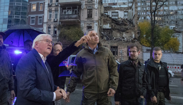 Kliczko pokazał Steinmeierowi konsekwencje rosyjskiego ostrzału w centrum Kijowa


