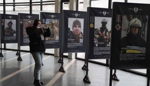 У Київському метро відкрилась виставка присвячена працівникам МВС на війні