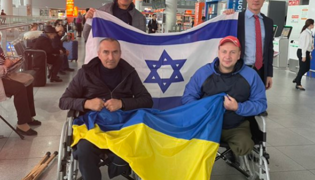 До Ізраїлю на лікування пробудуть ще двоє поранених воїнів з України 
