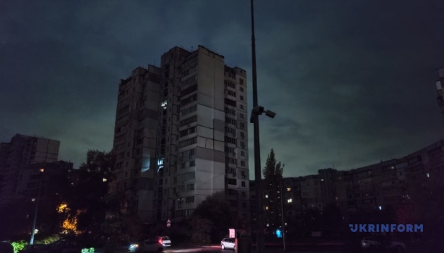 У Києві та семи областях ввели погодинні графіки відключень світла