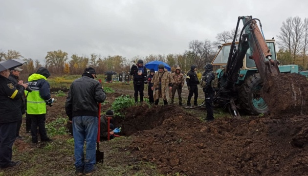 На Харківщині почали ексгумацію масового поховання українських військових